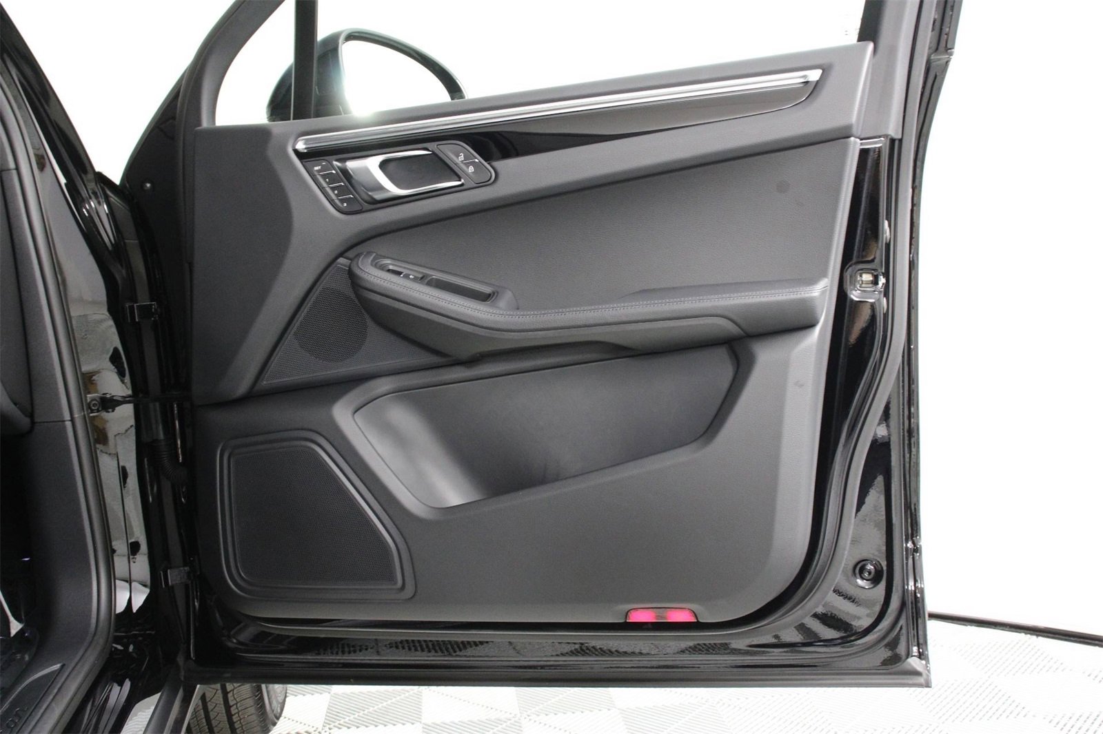 Used 2025 Porsche Macan image 23