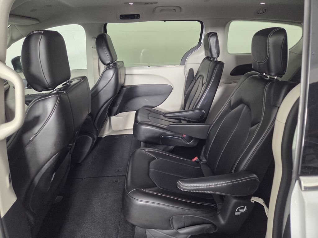 Used 2023 Chrysler Pacifica Touring-L FWD image 24