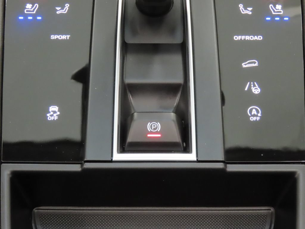 Certified 2026 Porsche Macan AWD/4WD image 28