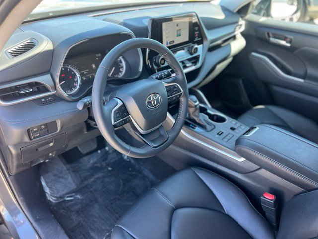 Used 2024 Toyota Highlander XLE AWD/4WD image 16