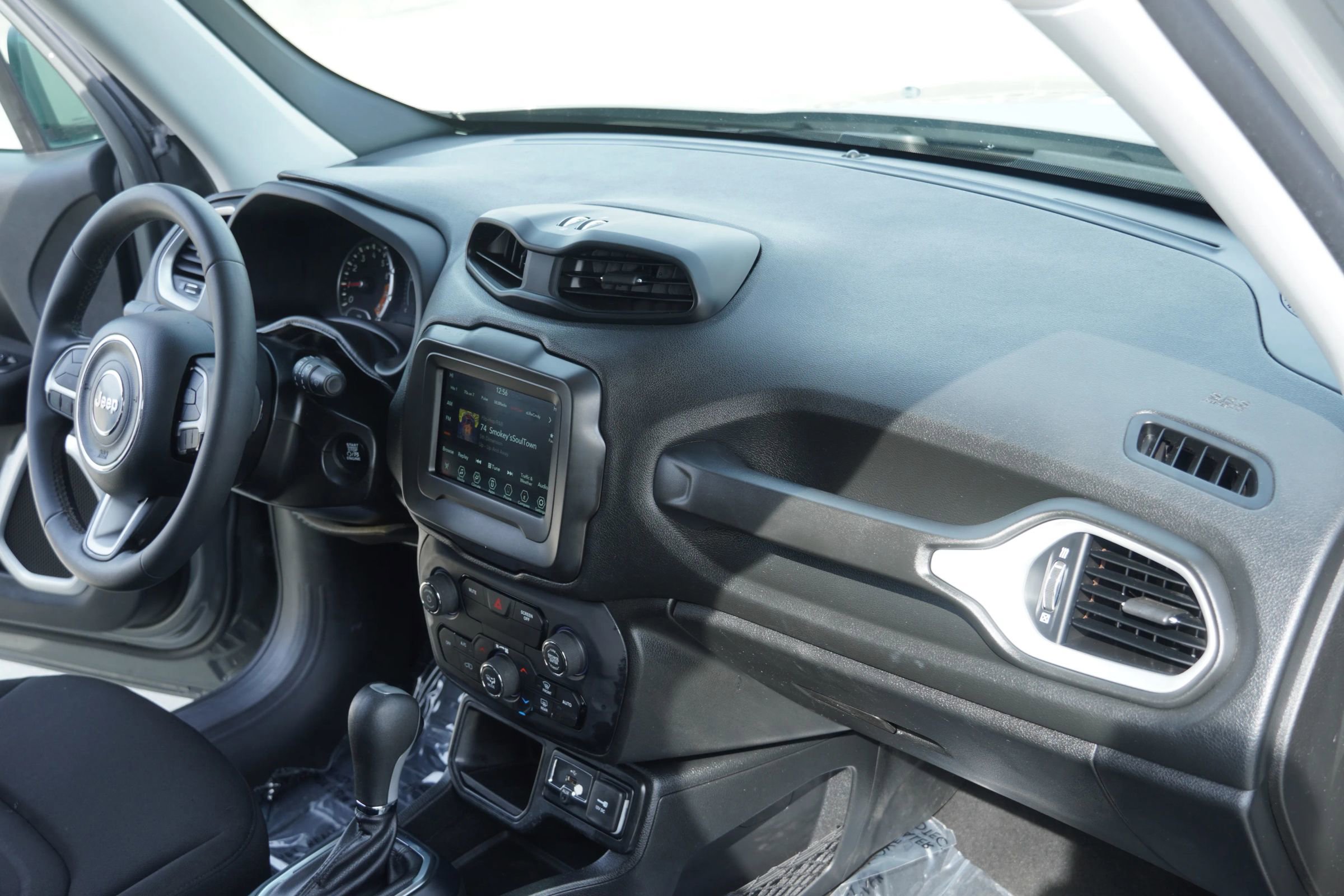 Used 2019 Jeep Renegade Latitude image 12