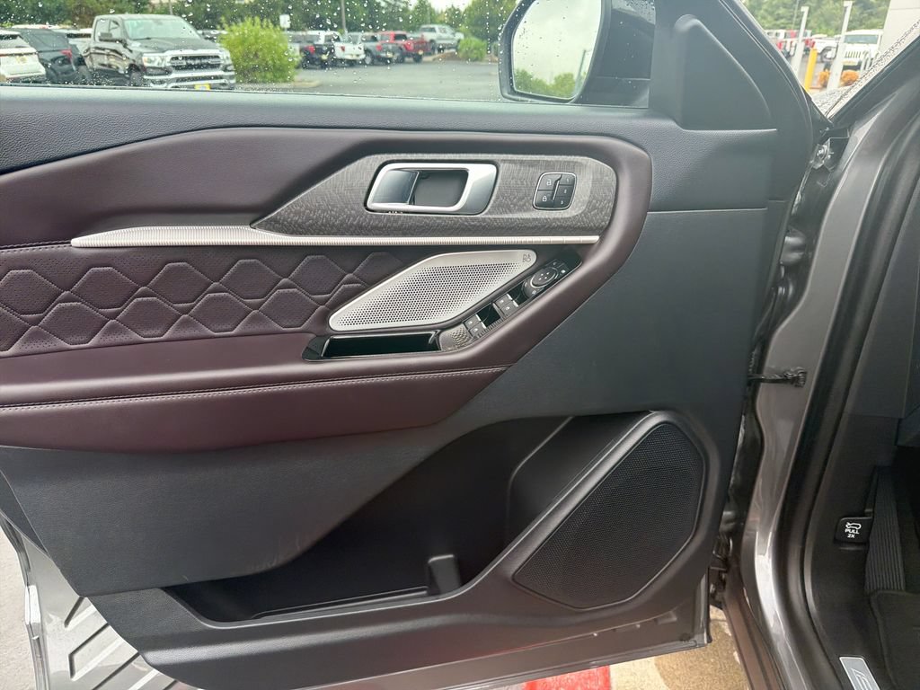 Used 2025 Ford Explorer Platinum w/ LUX Leather Package AWD/4WD image 10