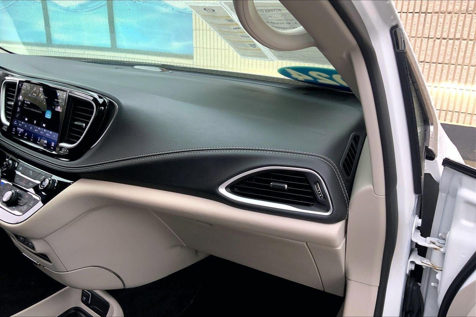 Used 2024 Chrysler Pacifica Select image 16