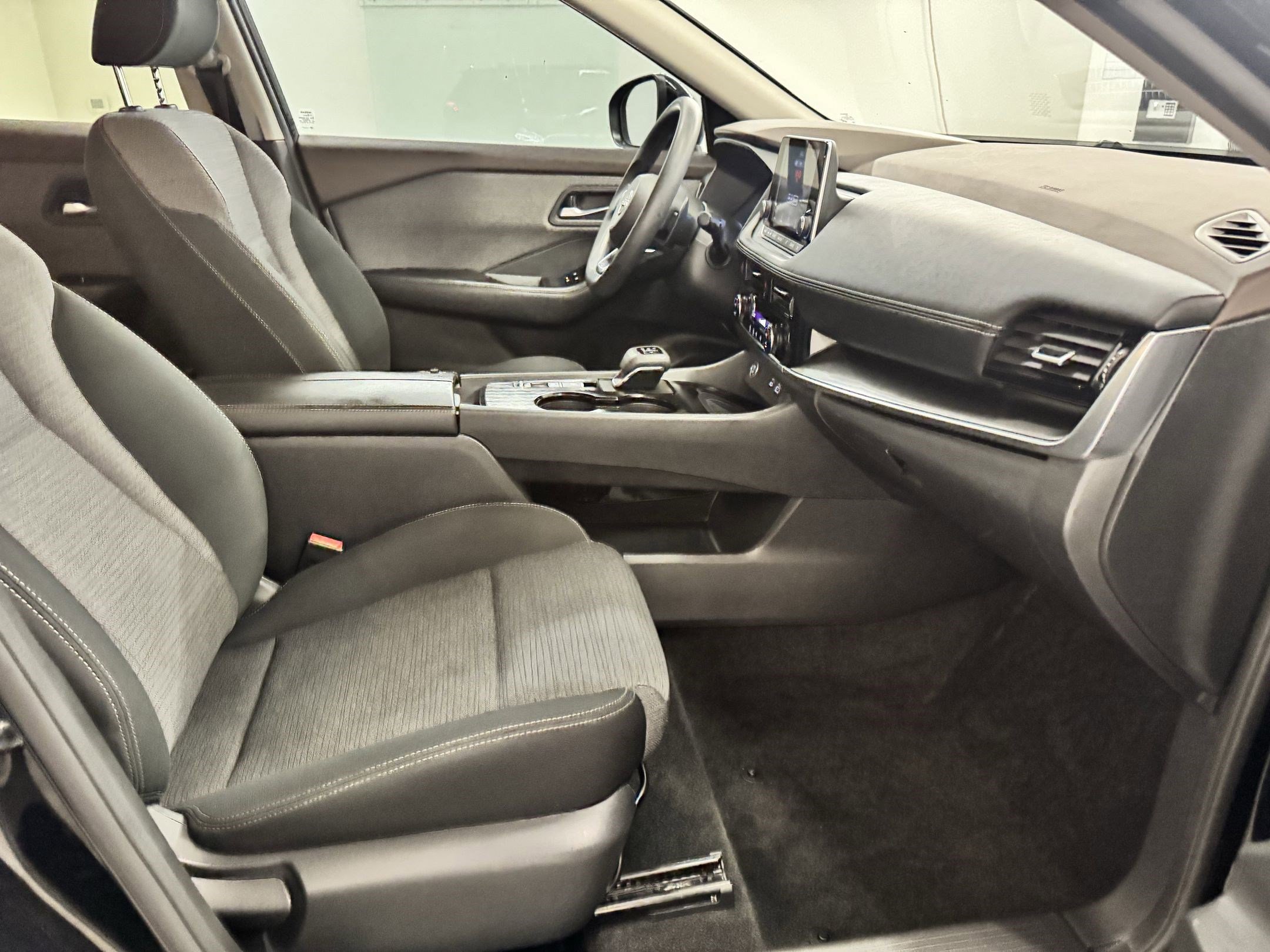 Used 2022 Nissan Rogue SV image 23