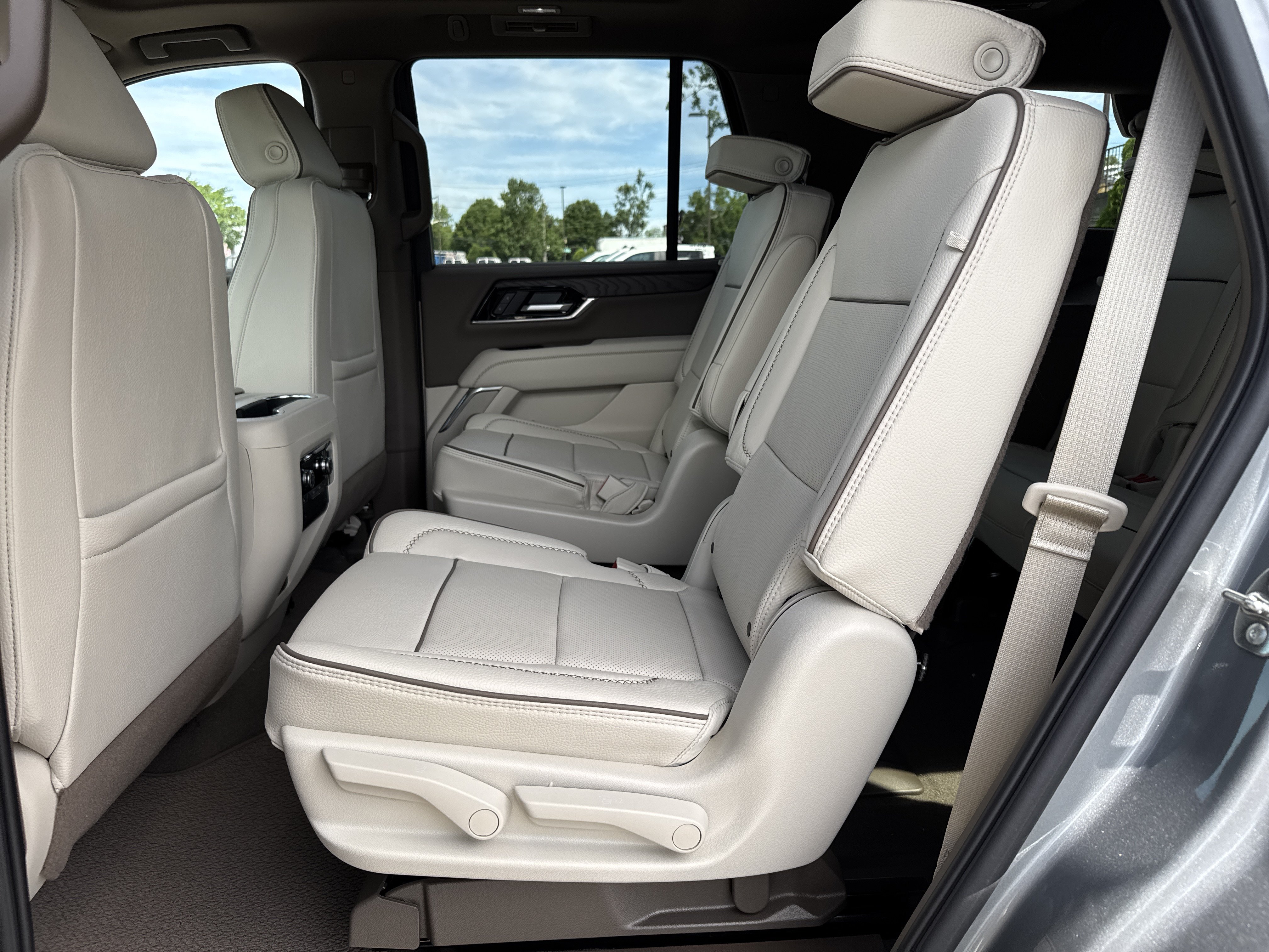 New 2026 GMC Yukon Denali w/ Sun & Power Step Package AWD/4WD image 31