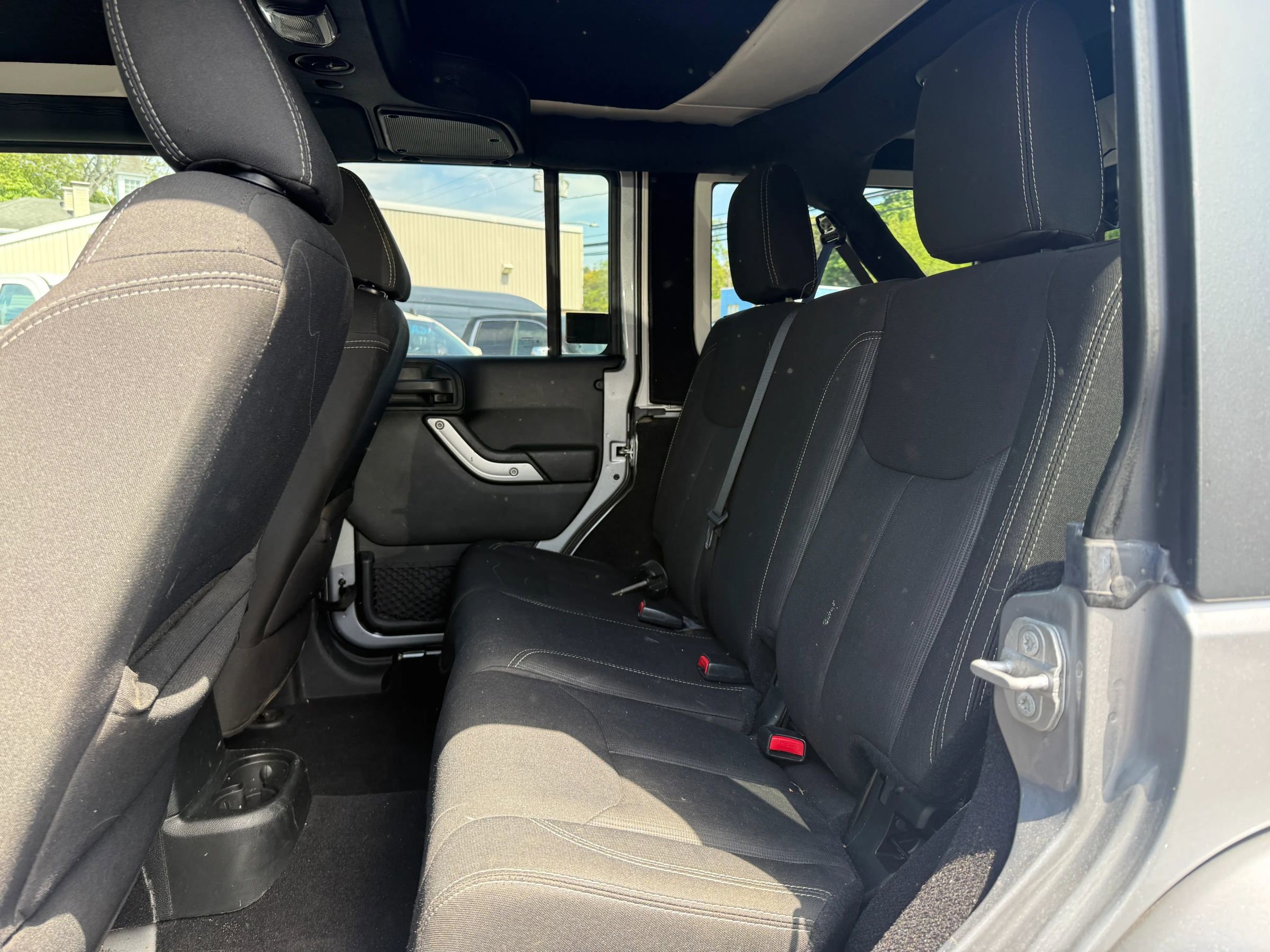 Used 2017 Jeep Wrangler Unlimited Sahara w/ Connectivity Group AWD/4WD image 12
