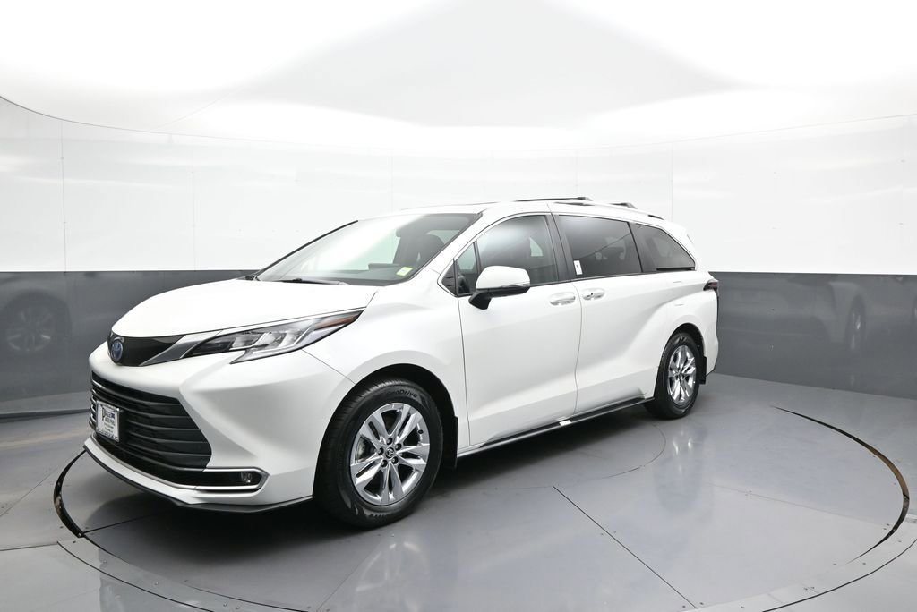 Certified 2025 Toyota Sienna Limited image 10