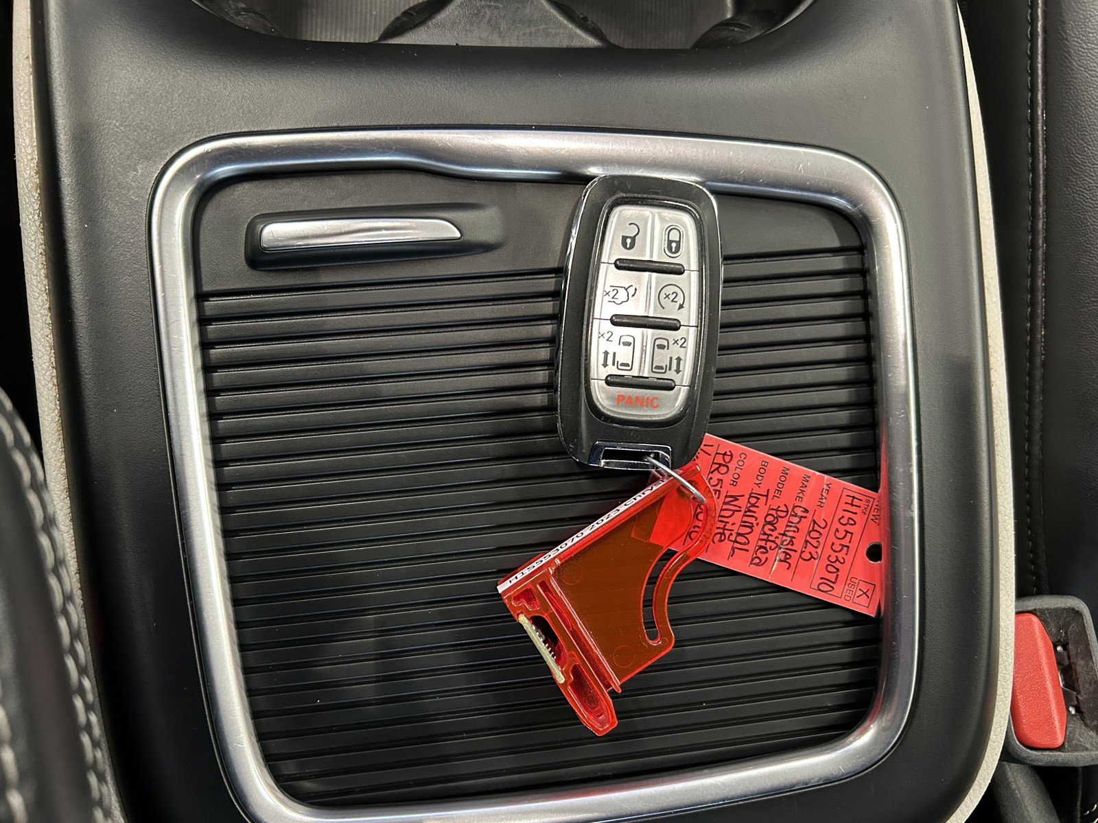 Used 2023 Chrysler Pacifica Touring-L image 38