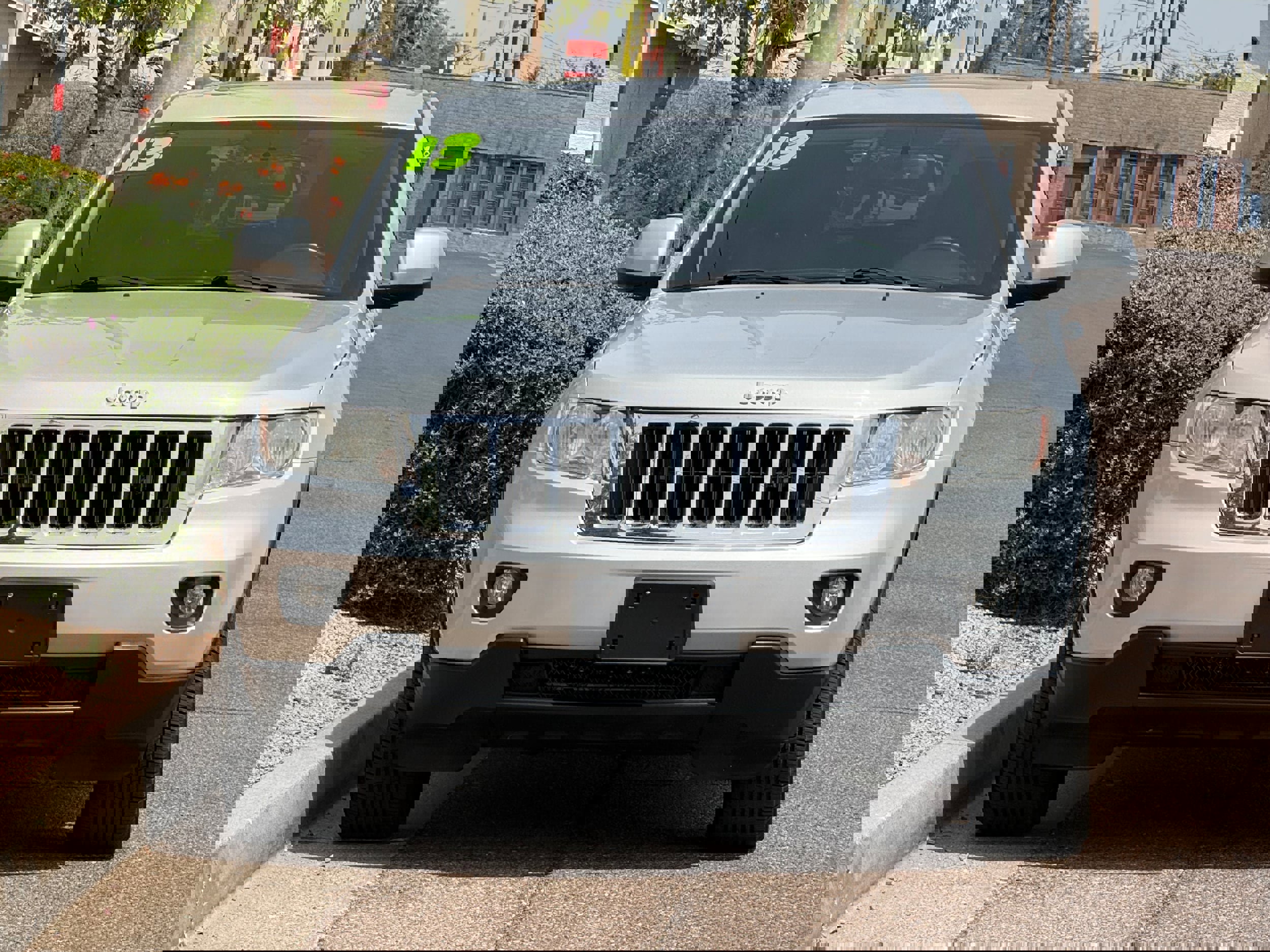 Used 2013 Jeep Grand Cherokee Laredo AWD/4WD image 2