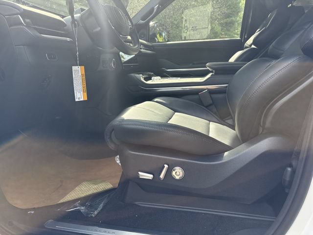 New 2027 Lincoln Navigator Reserve w/ Jet Appearance Package AWD/4WD image 12
