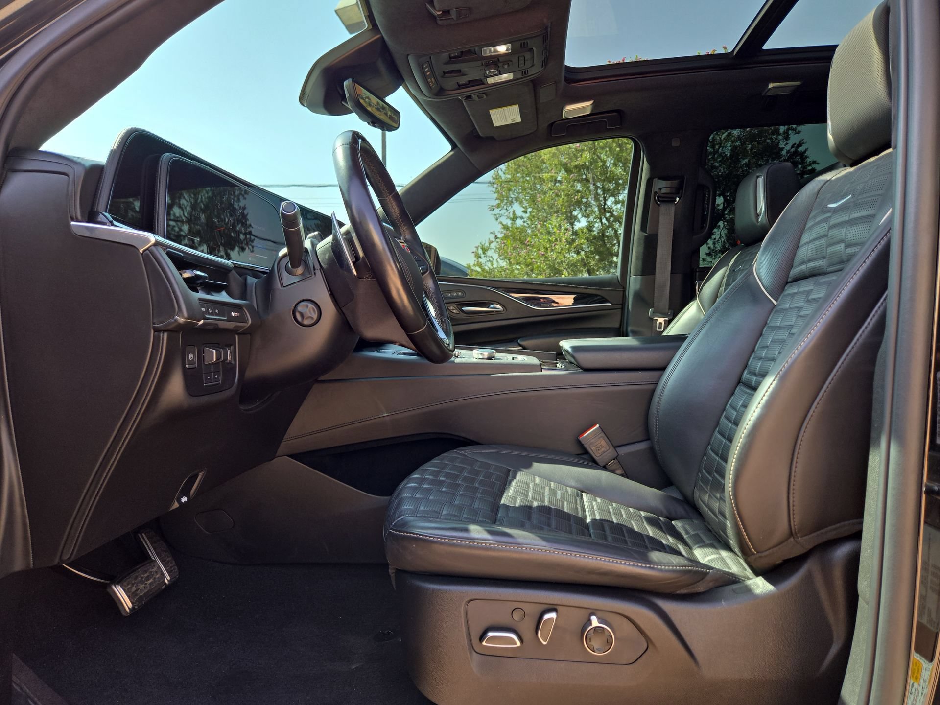 Used 2023 Cadillac Escalade V w/ LPO, ONYX Package AWD/4WD image 16