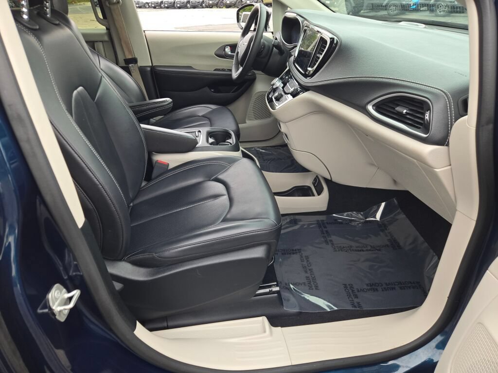 Certified 2024 Chrysler Pacifica Limited FWD image 16