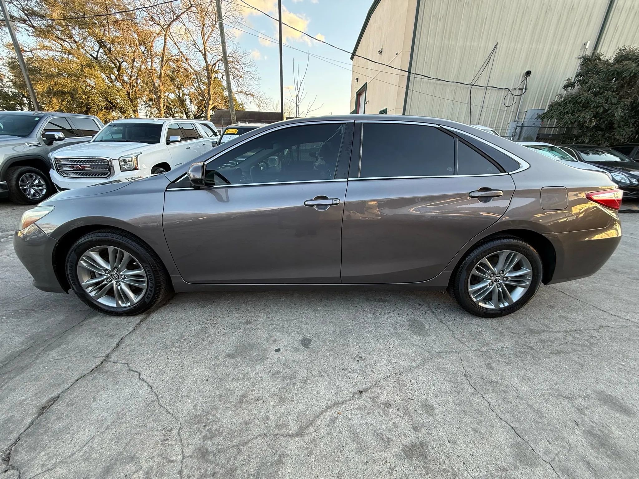 Used 2015 Toyota Camry SE FWD image 4