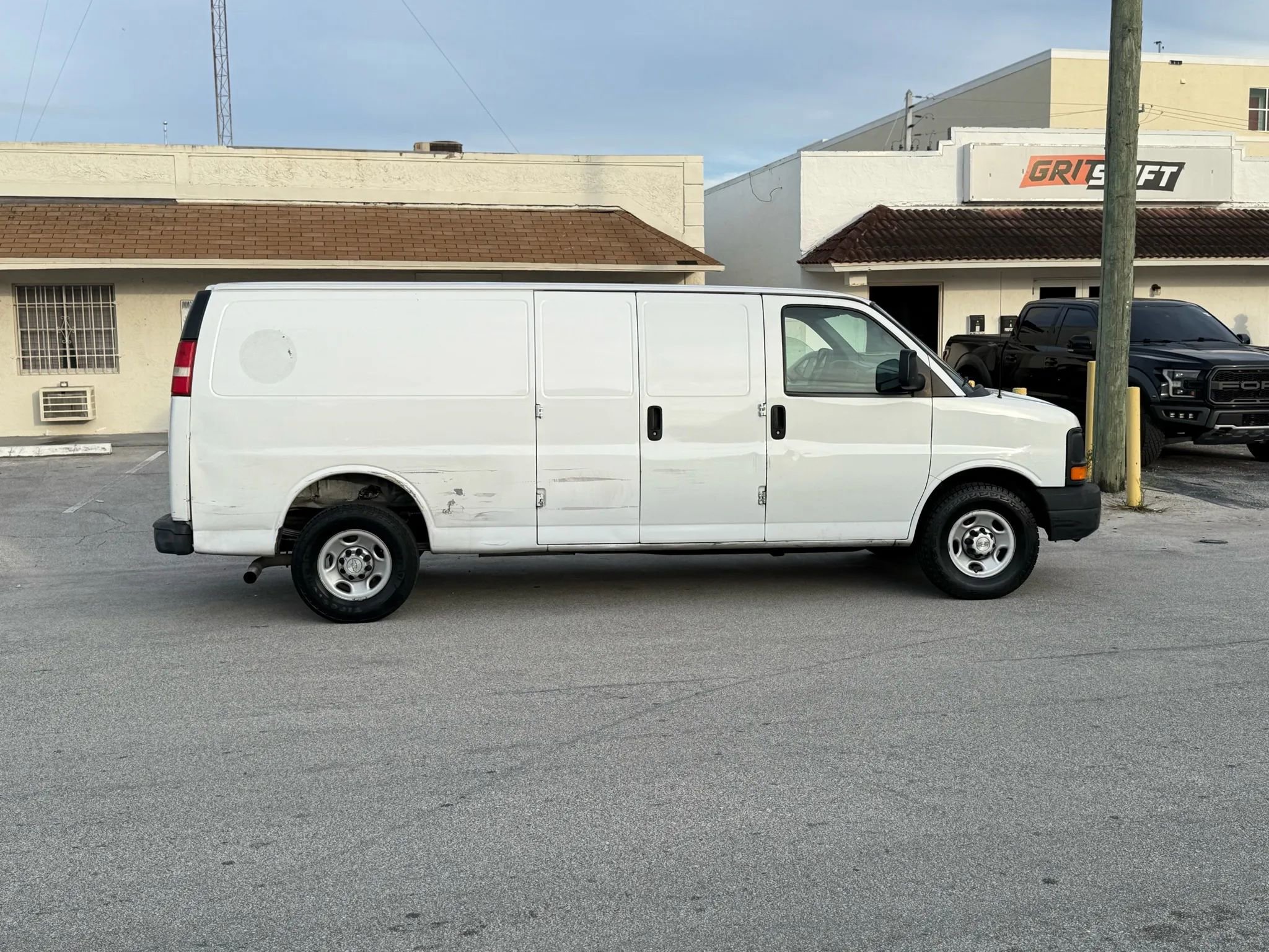 Used 2010 Chevrolet Express 2500 Extended image 8