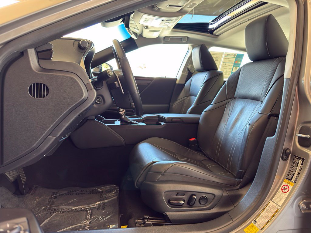 Used 2019 Lexus ES 300h w/ Accessory Package FWD image 16