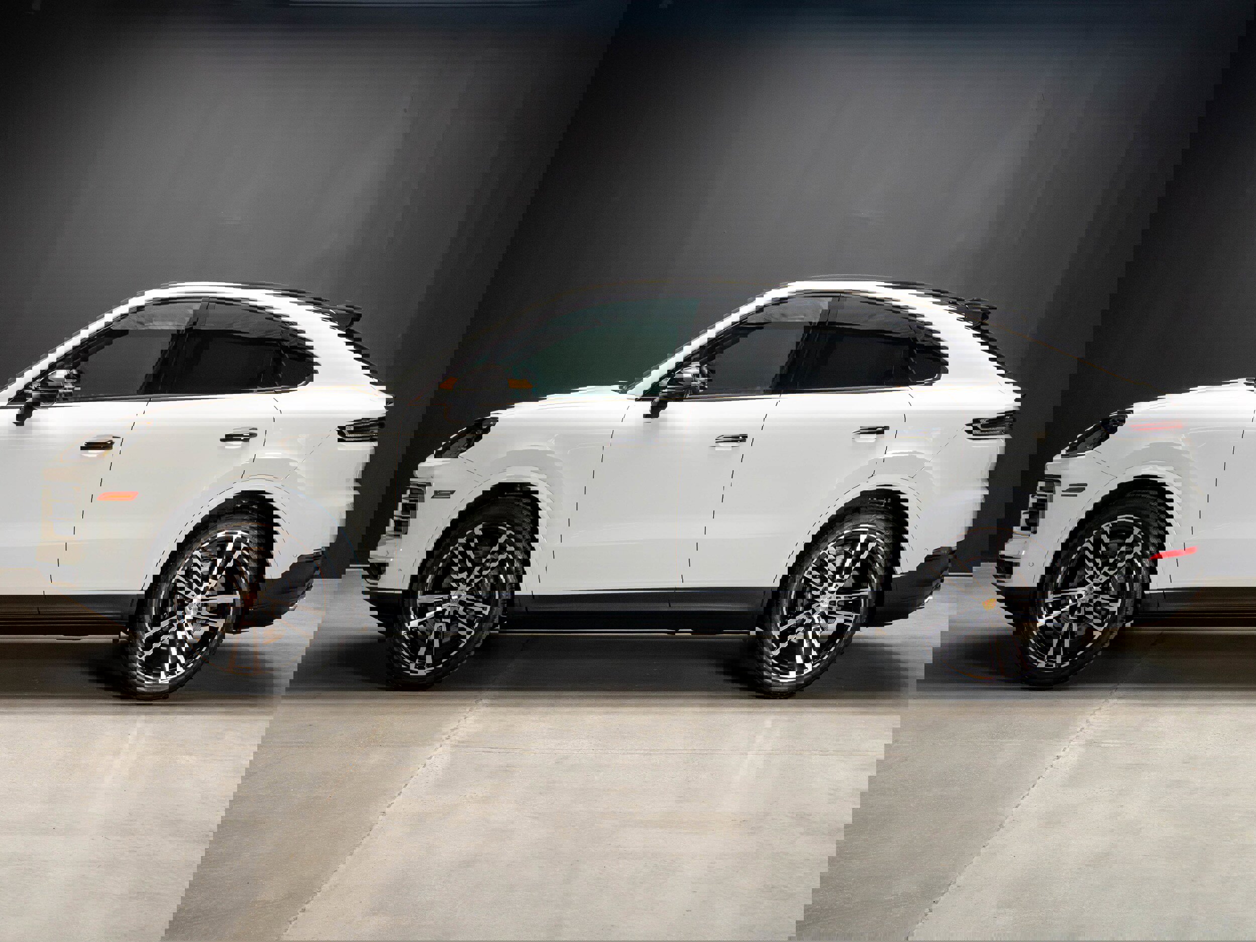 Certified 2024 Porsche Cayenne Coupe image 2