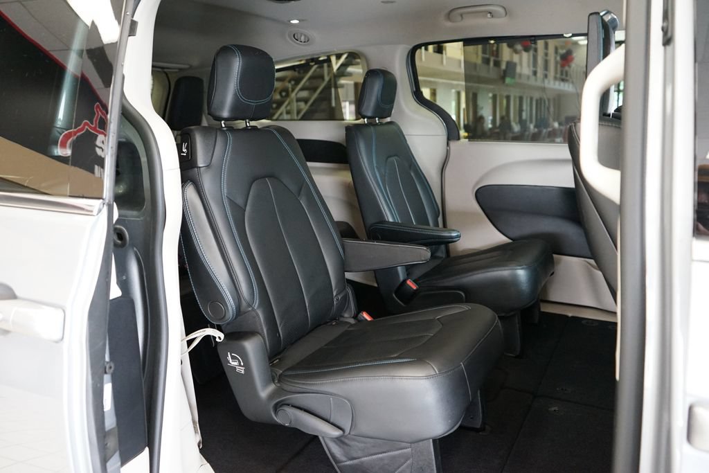 Used 2021 Chrysler Pacifica Touring-L w/ Uconnect Theater Family Group AWD/4WD image 53