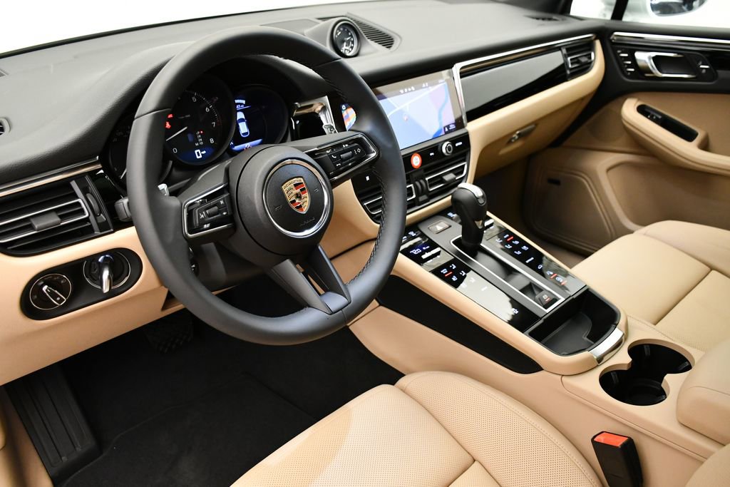 Certified 2025 Porsche Macan image 4