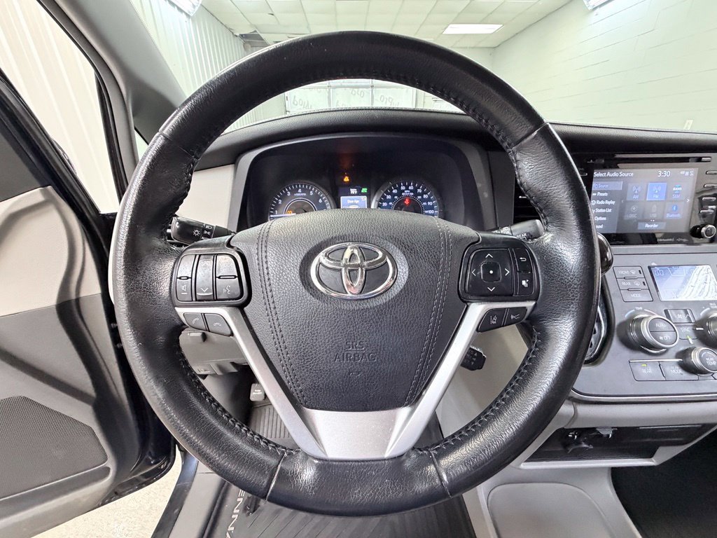 Used 2018 Toyota Sienna XLE w/ XLE Navigation Package FWD image 43