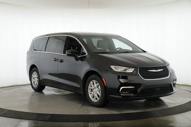 New 2026 Chrysler Pacifica Select image 2