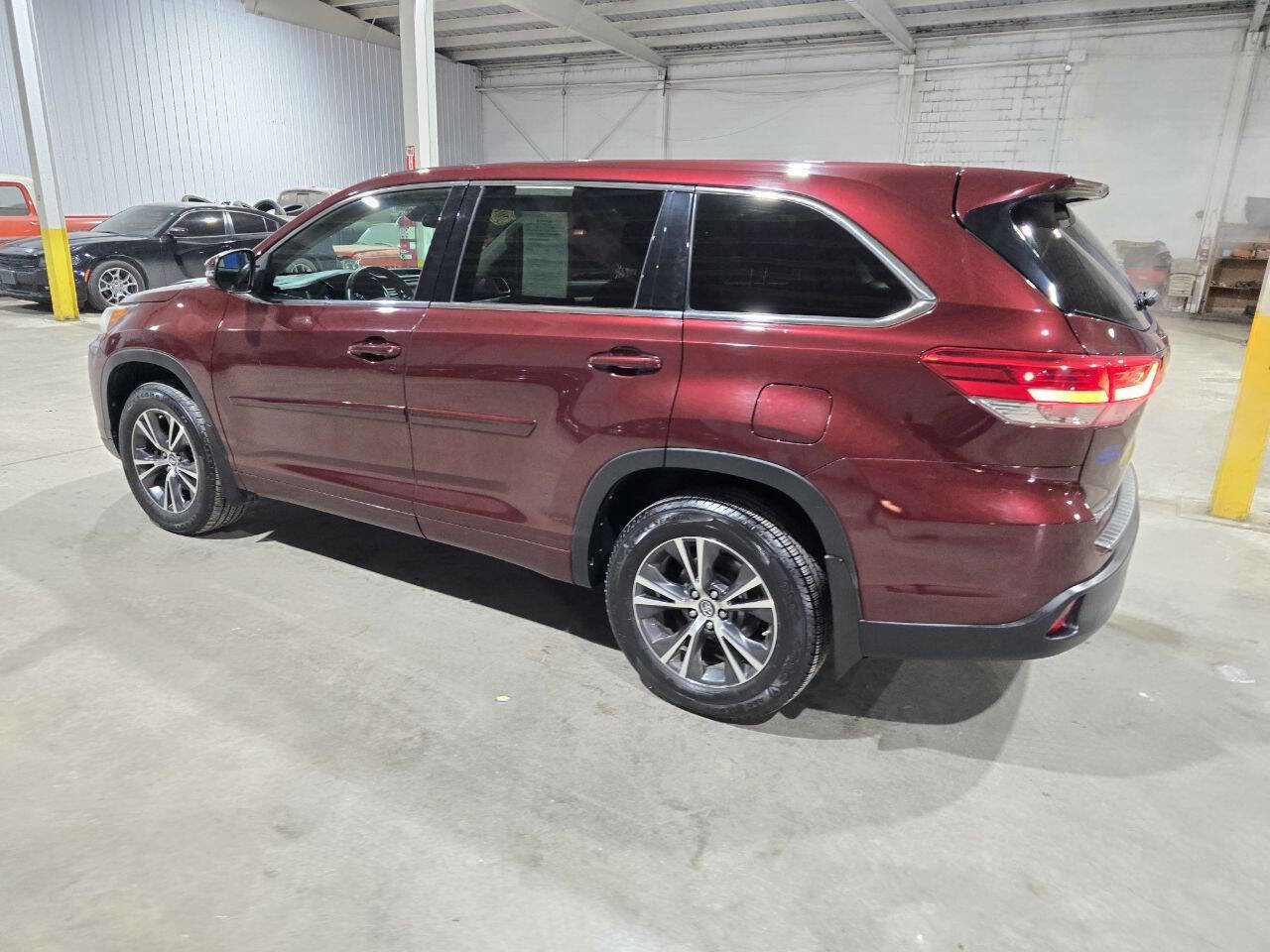 Used 2017 Toyota Highlander LE AWD/4WD image 7