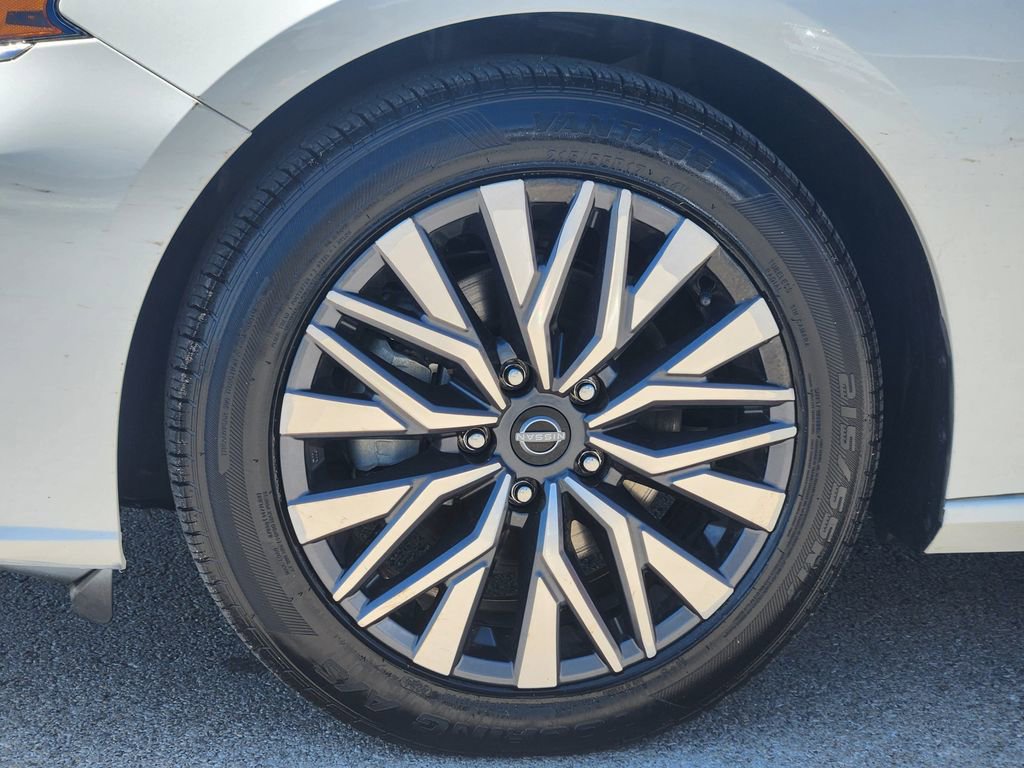 Used 2025 Nissan Altima 2.5 SV FWD image 10