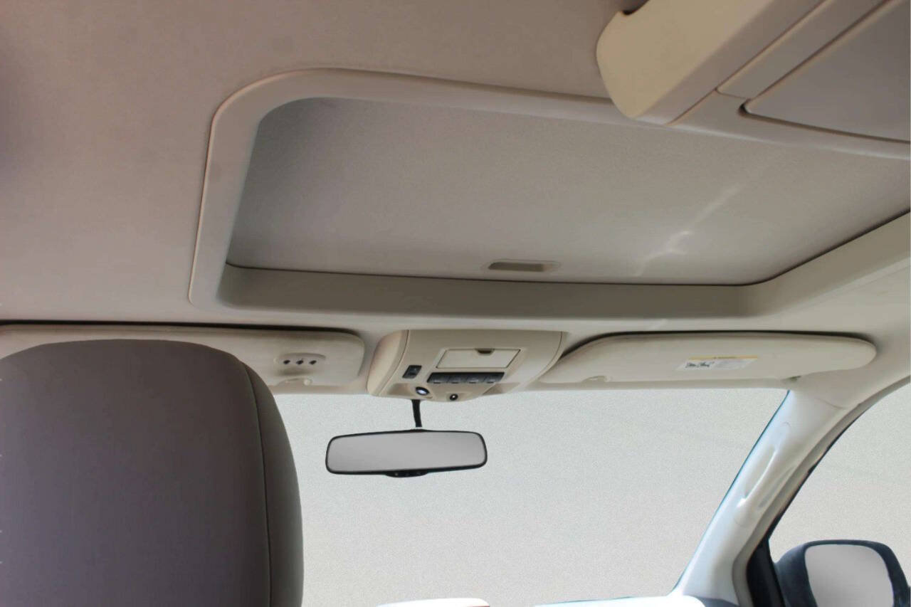 Used 2008 Chrysler Town & Country Limited w/ Entertainment Group #3 FWD image 7