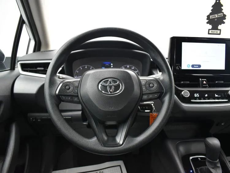 Used 2025 Toyota Corolla LE image 19
