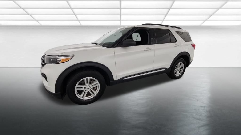 Used 2023 Ford Explorer XLT AWD/4WD image 3