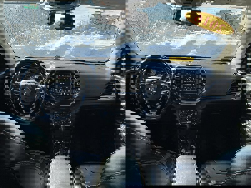 Used 2016 Jeep Cherokee Limited image 18