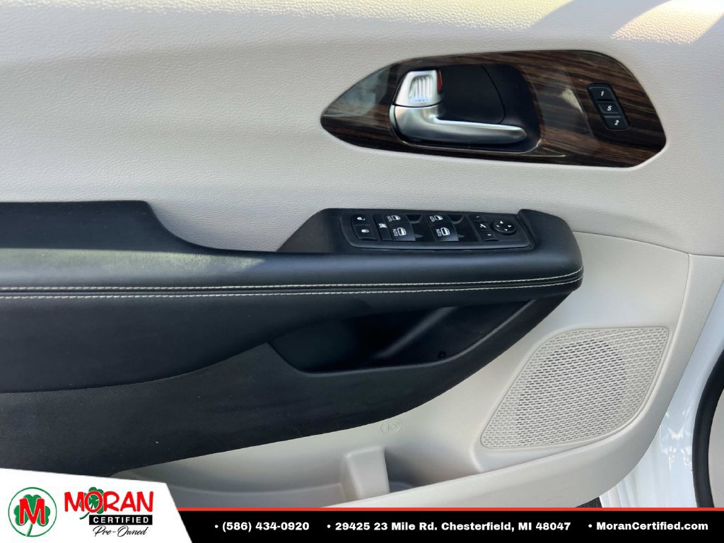 Used 2021 Chrysler Pacifica Limited AWD/4WD image 16