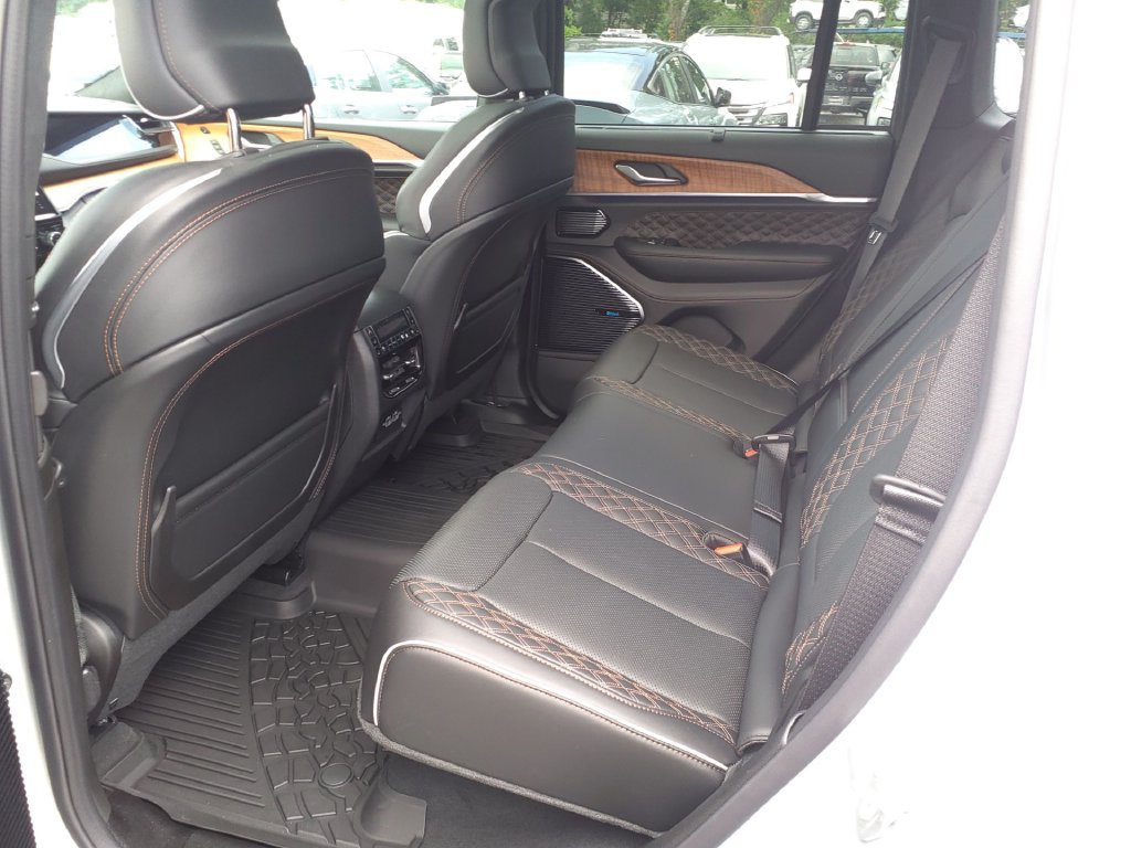 Used 2025 Jeep Grand Cherokee Summit AWD/4WD image 21