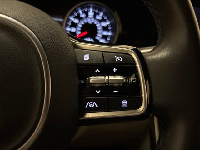 Used 2024 Kia Carnival EX FWD image 16