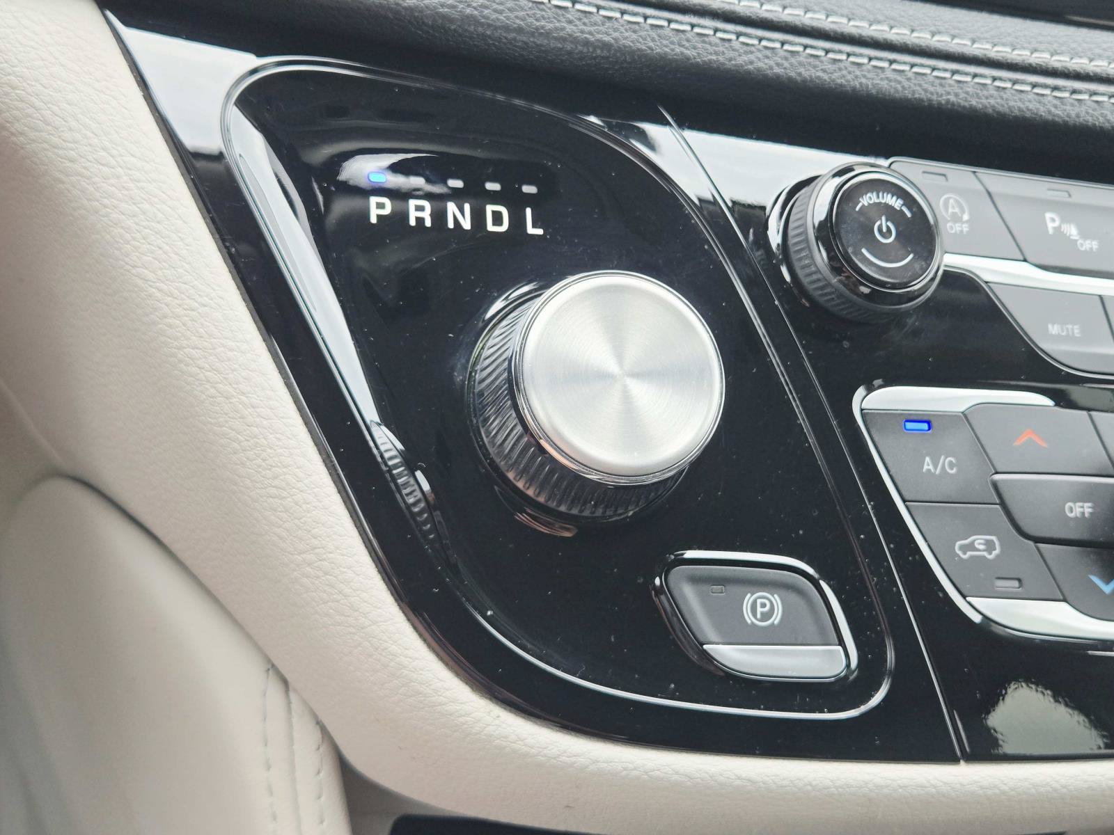 Used 2024 Chrysler Pacifica Limited FWD image 34