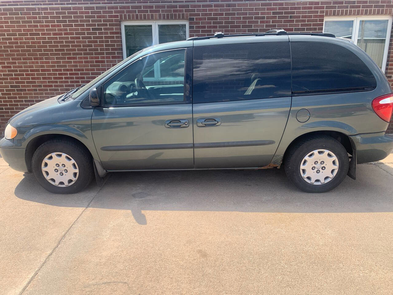 Used 2004 Chrysler Town & Country w/ Popular Equipment Group FWD image 2