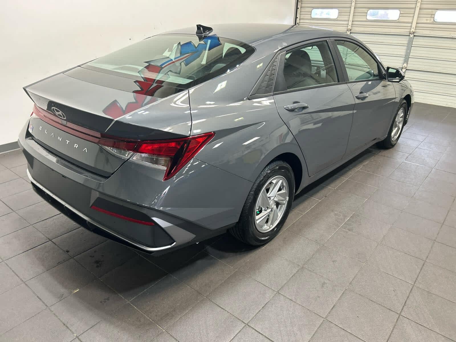 New 2026 Hyundai Elantra SE FWD image 3