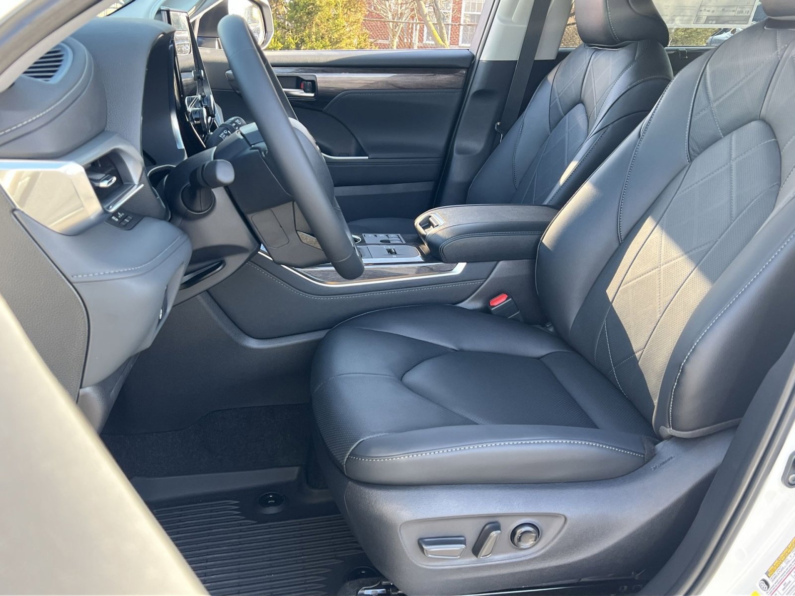 New 2026 Toyota Highlander Platinum image 7