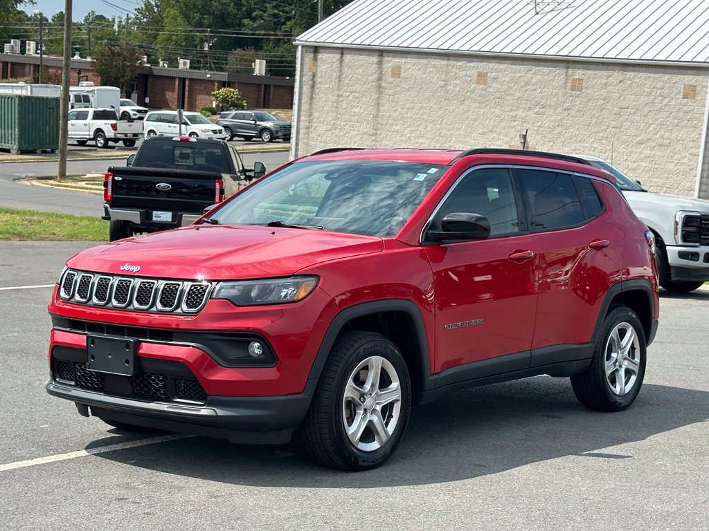 Used 2023 Jeep Compass Latitude w/ Convenience Group AWD/4WD image 2