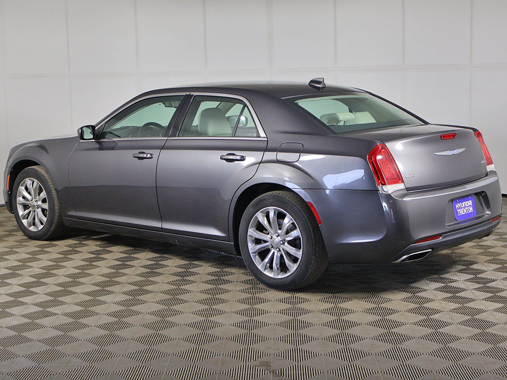 Used 2018 Chrysler 300 Touring L AWD/4WD image 6
