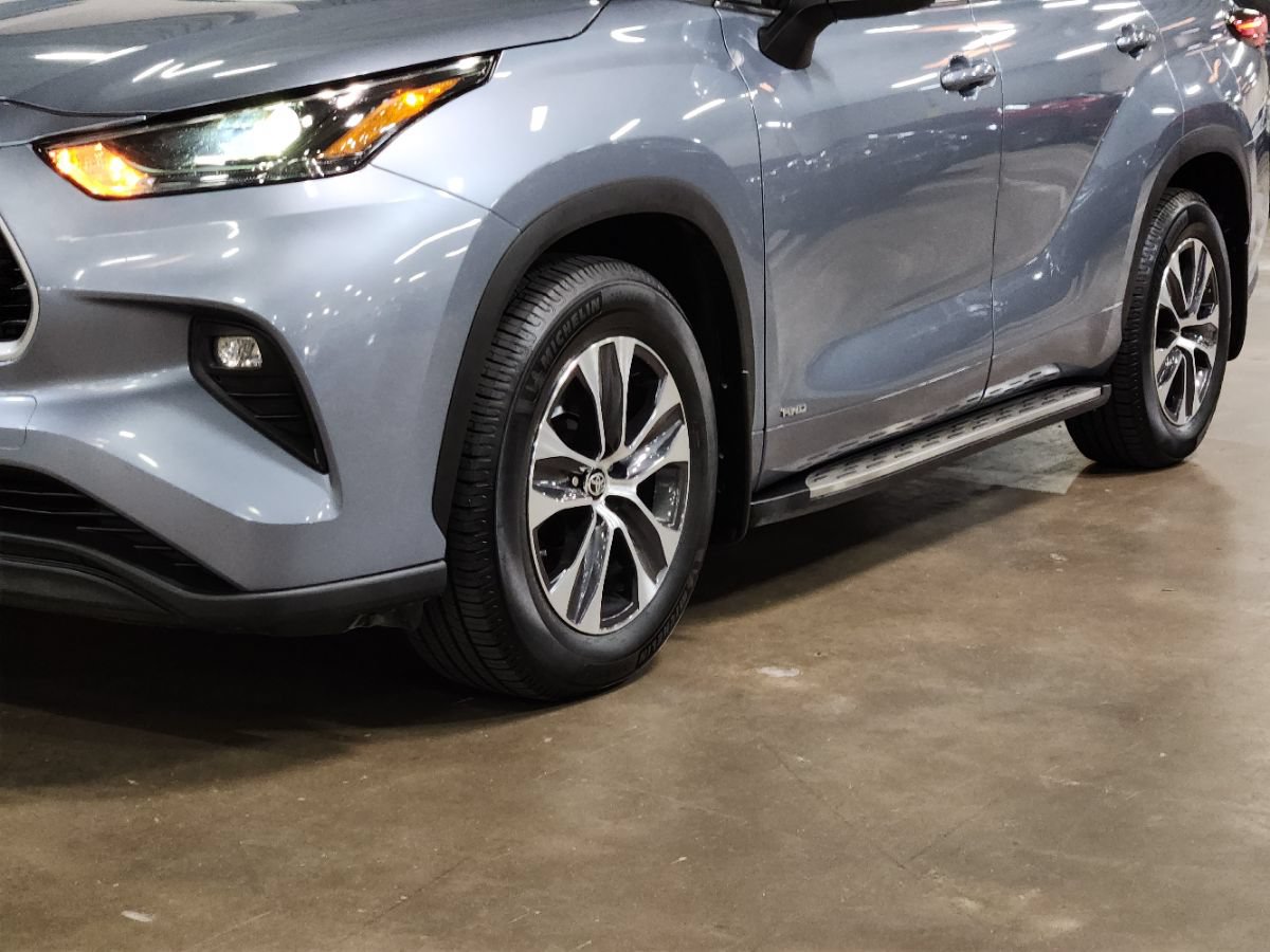 Used 2022 Toyota Highlander XLE AWD/4WD image 17