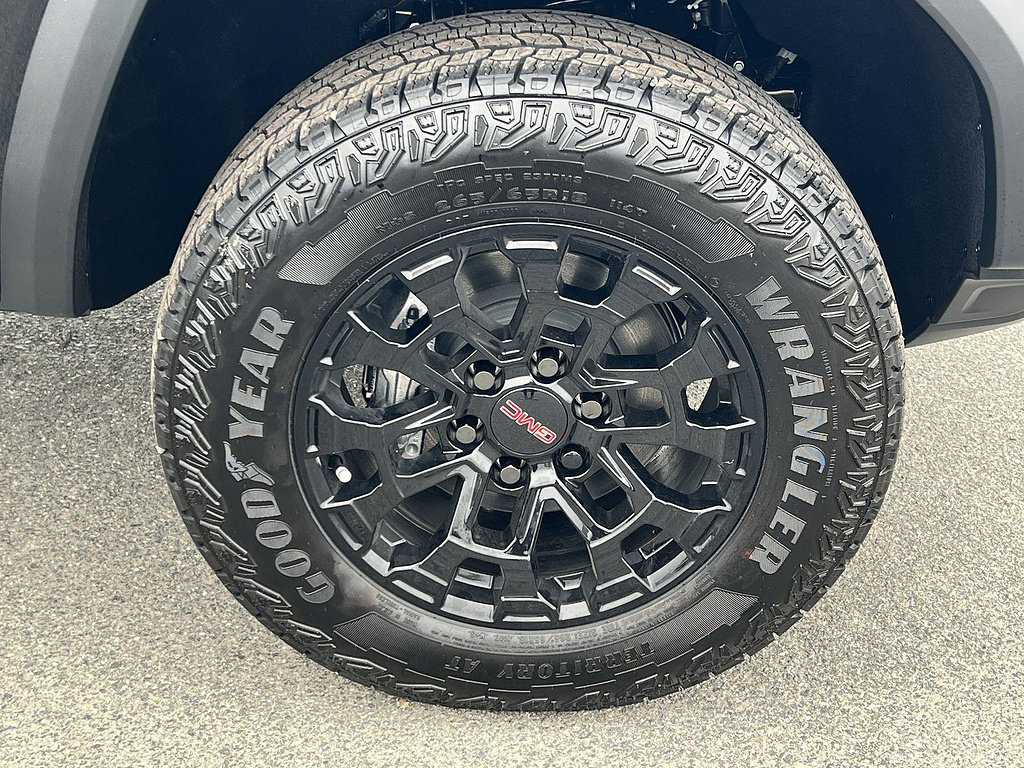 New 2026 GMC Canyon Elevation w/ LPO, Black Badging Package RWD image 32