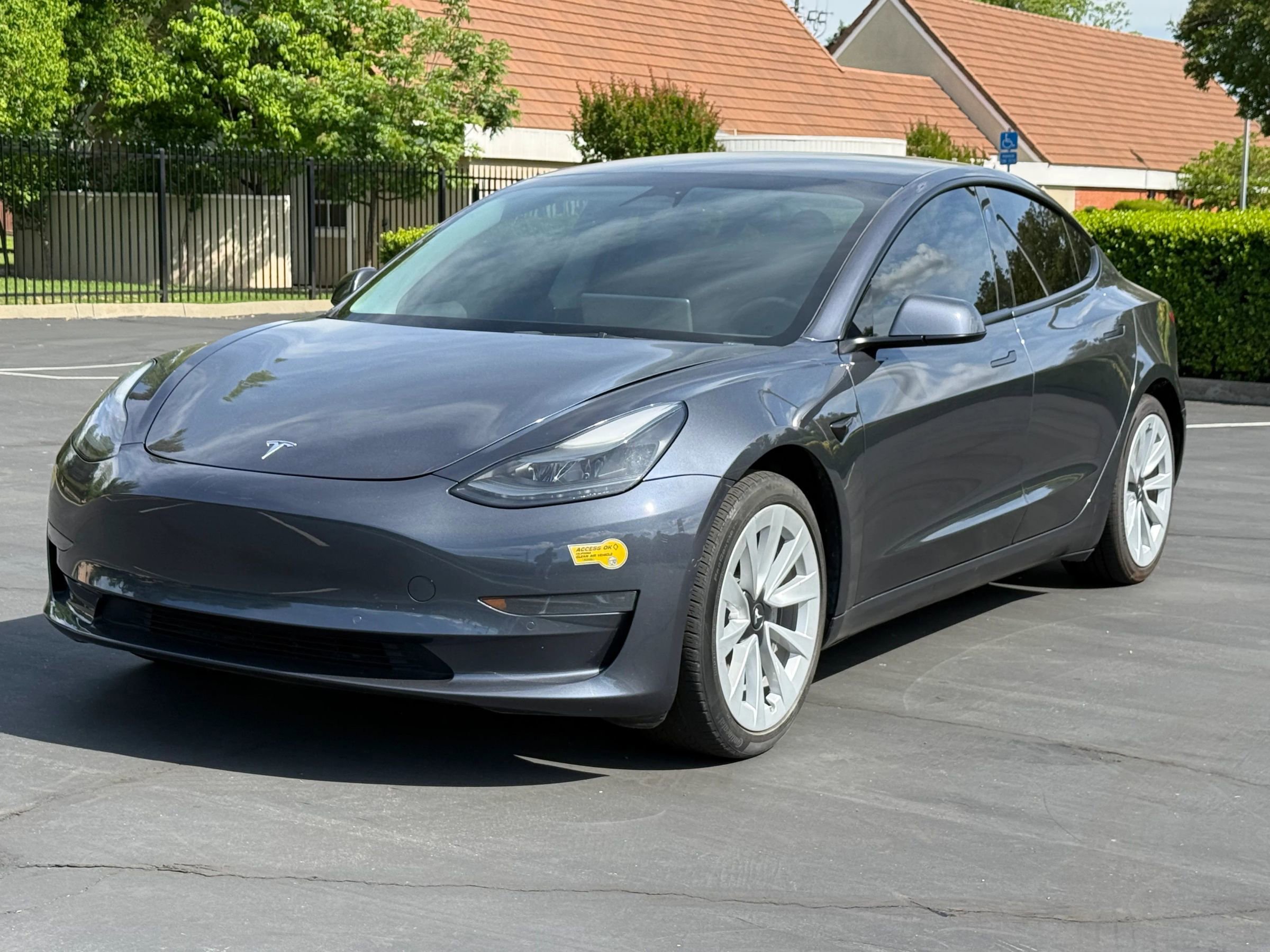Used 2022 Tesla Model 3 Standard Range image 1