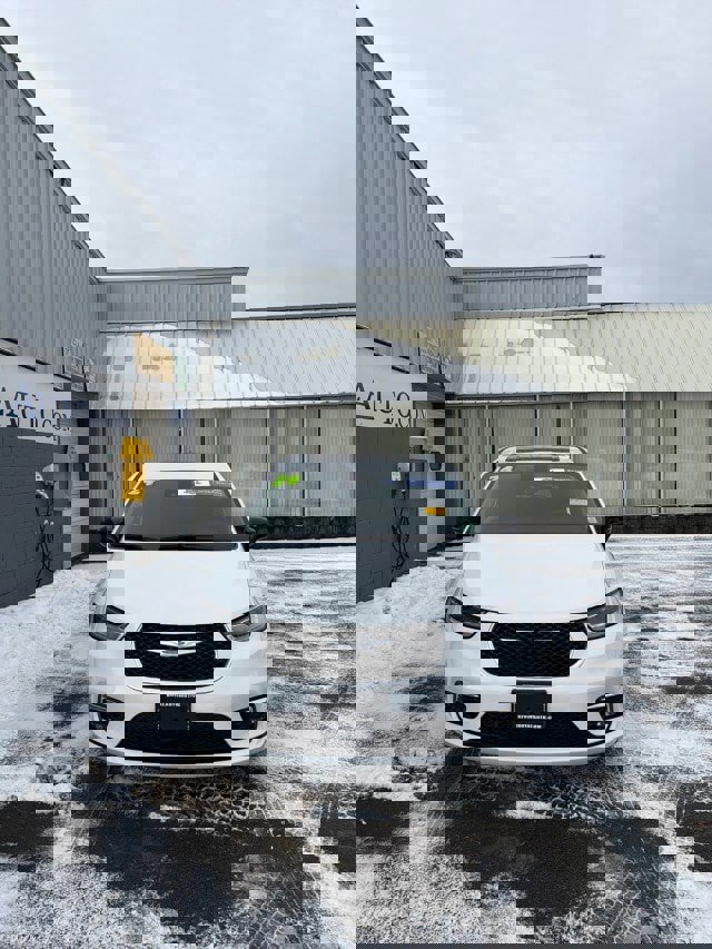 Used 2024 Chrysler Pacifica Limited w/ Uconnect Theater Family Group image 4