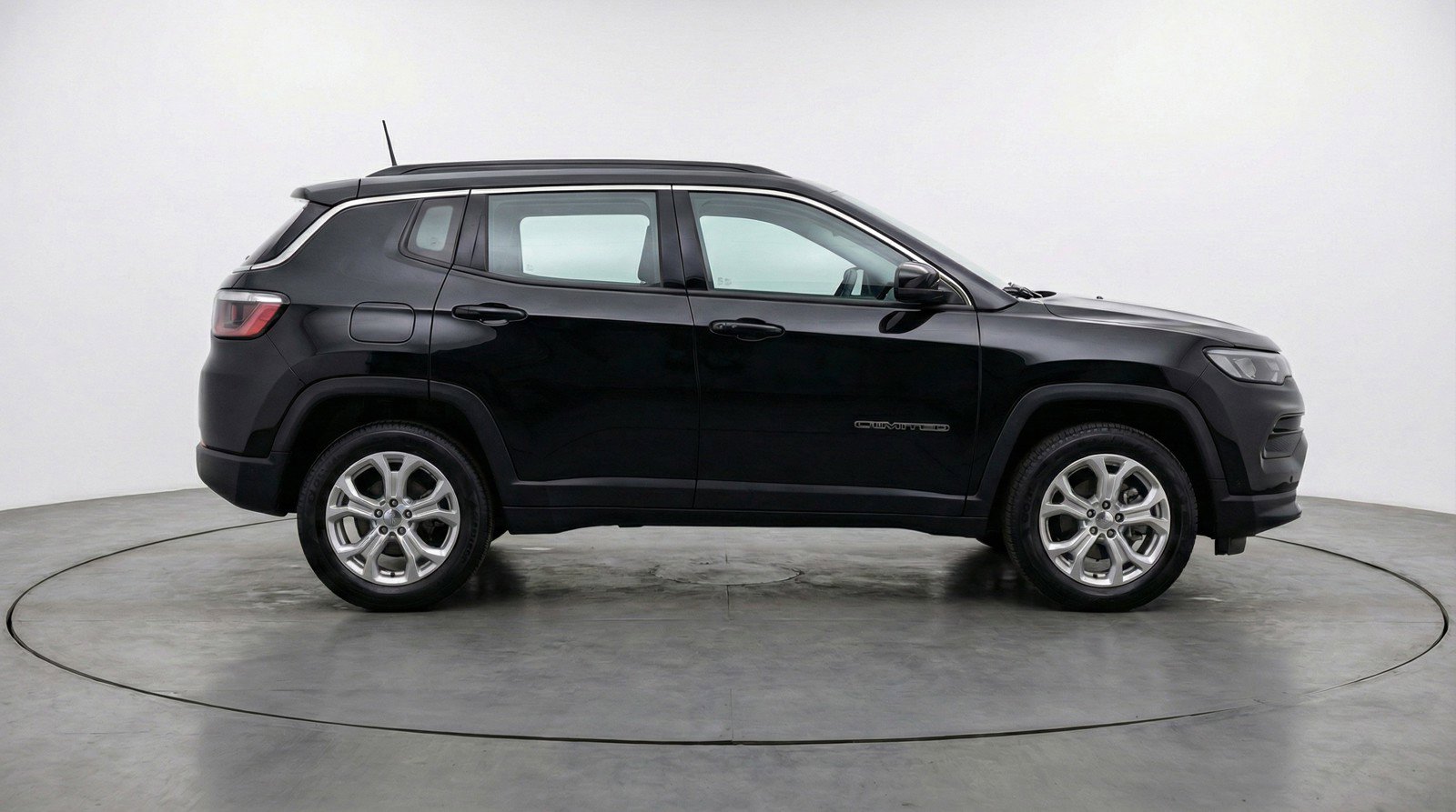 Used 2025 Jeep Compass Latitude image 9