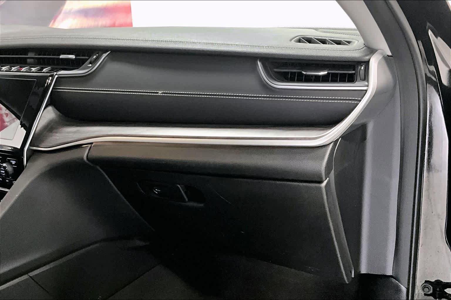 Used 2022 Jeep Grand Cherokee Limited image 19