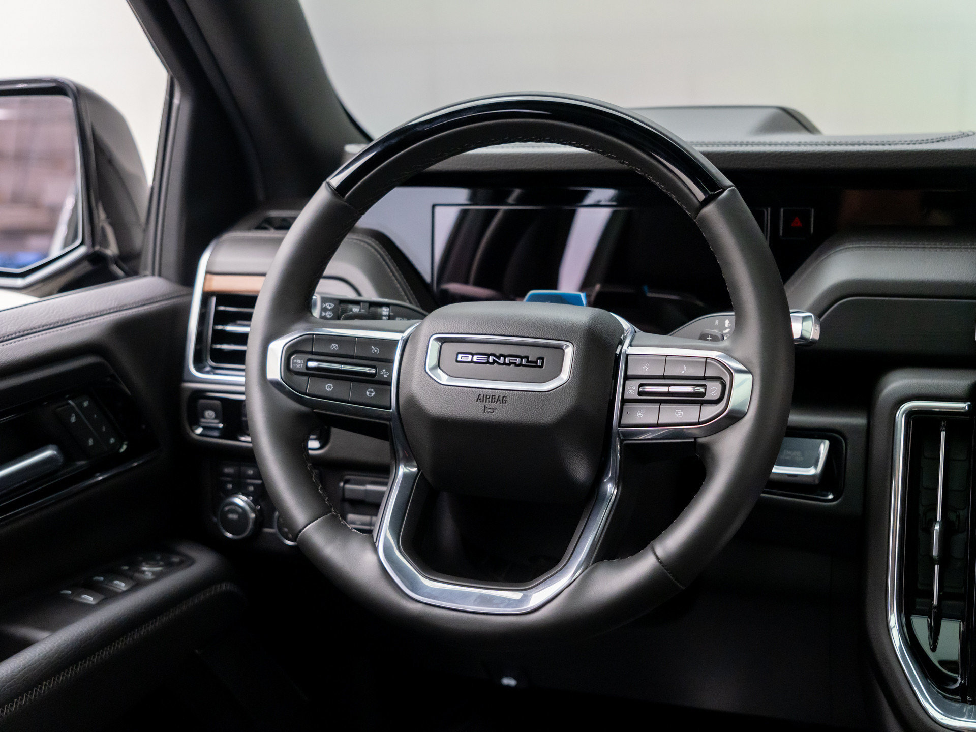 Used 2025 GMC Yukon Denali w/ Denali Reserve Package AWD/4WD image 10