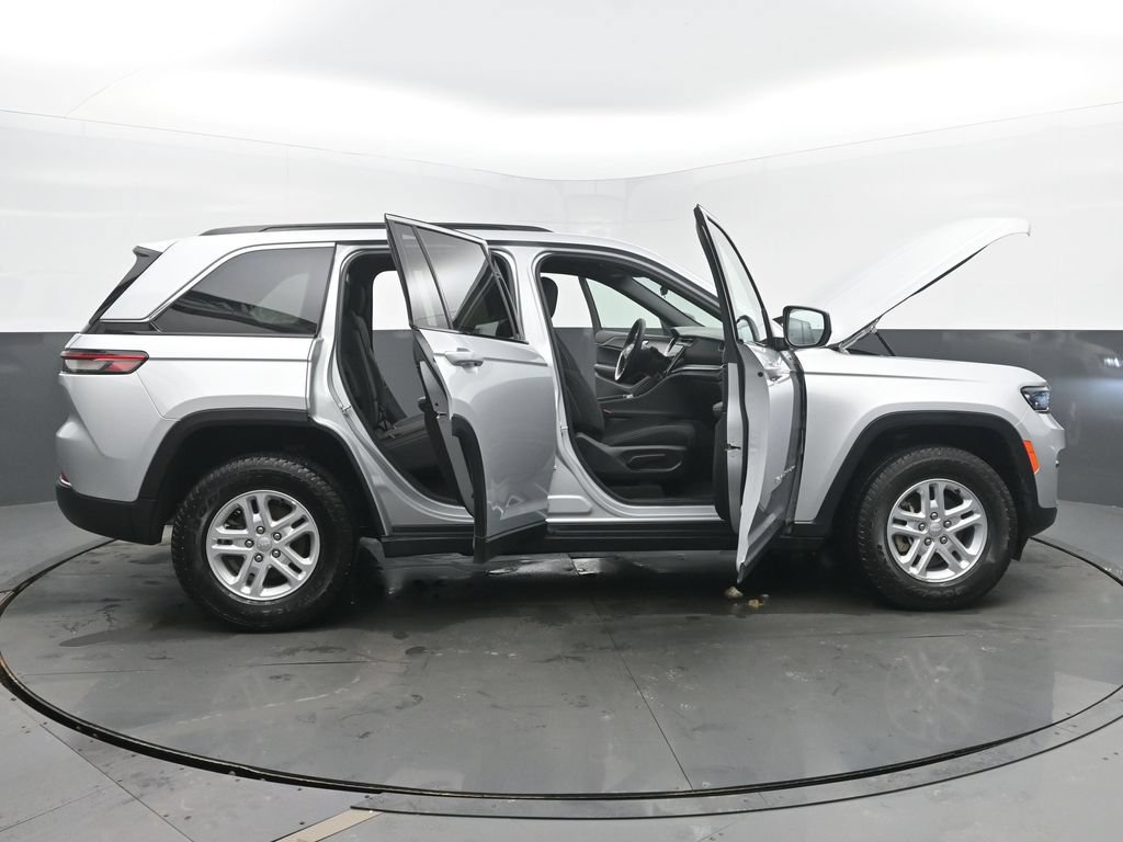 Used 2025 Jeep Grand Cherokee Laredo AWD/4WD image 62