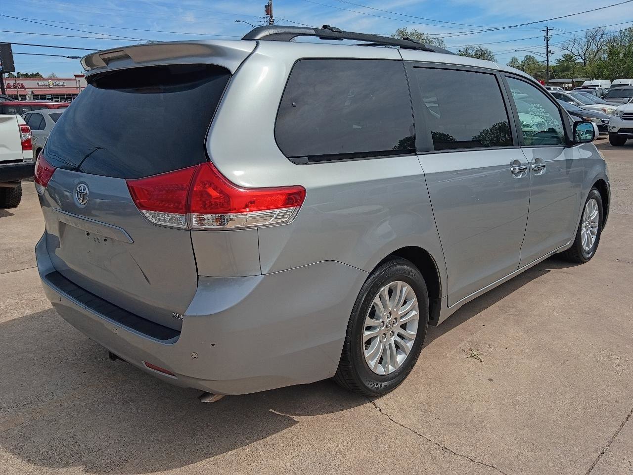 Used 2014 Toyota Sienna XLE w/ Entertainment Package image 28