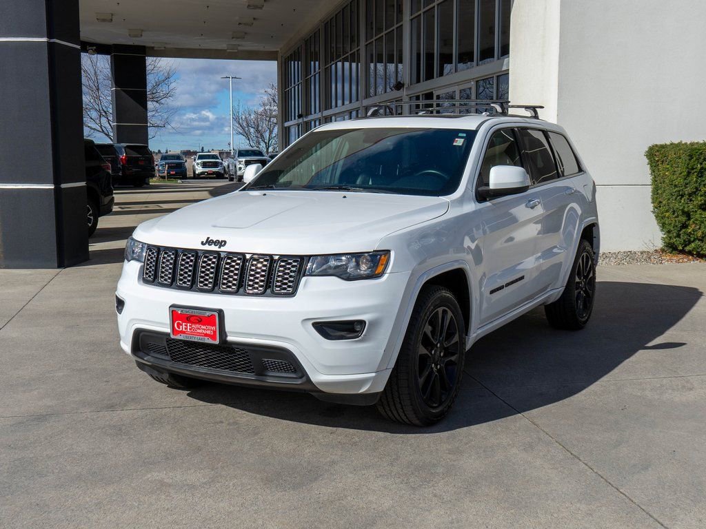 Used 2017 Jeep Grand Cherokee Altitude image 3