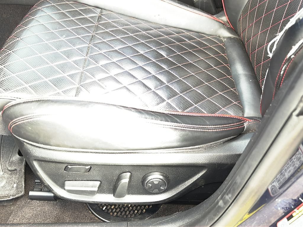 Used 2019 Genesis G70 2.0T Advanced w/ Sport Package RWD image 15